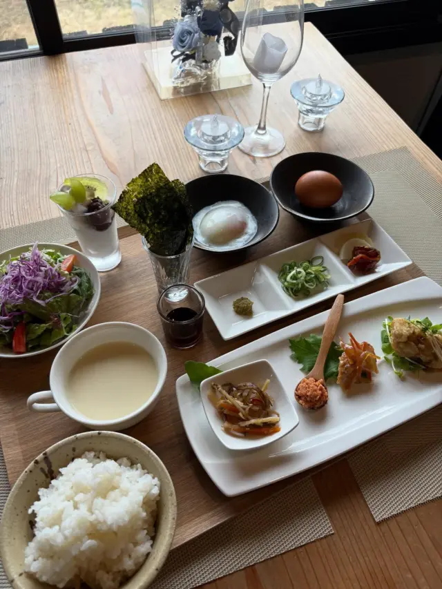 登場します❗️
 19日より、  限定10食
 nisik特製 食べくらべ
     “濃厚玉子かけご飯”  セット
   始まります。
          ¥ 1,100(税込)
是非、ご賞味を‼️
同日、
  おすすめランチ
 豚肩ロース肉、麹風味のグリル レモン塩ダレ
         &
       秋鮭の南蛮
 パスタランチ ☆(生パスタ使用)
 海老と浅利のトマトクリームパスタ
      カジキマグロのフリット添え
 になります。
ご来店、お待ちしております。