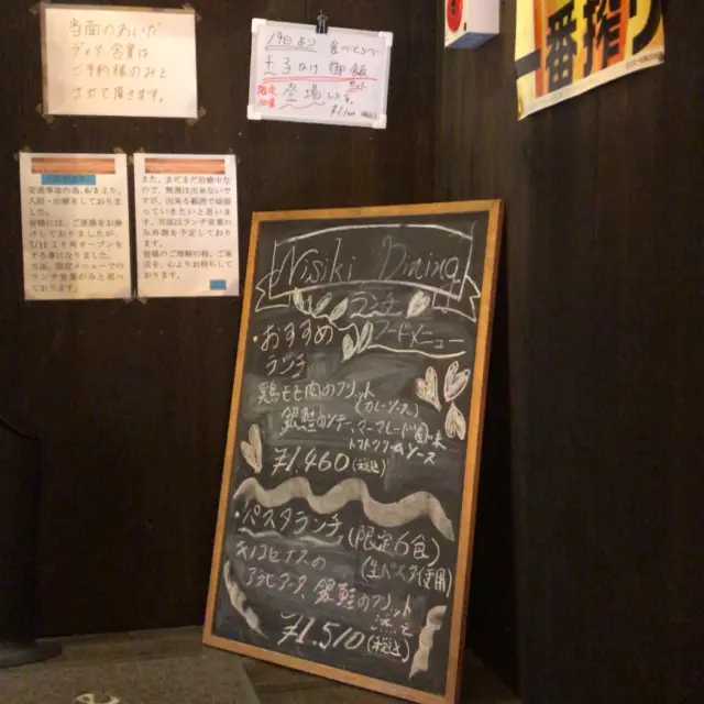 昨日より、おすすめランチ🍽️
      若鶏モモ肉のフリット カレーソース
            &
      銀鮭のソテー マーマレード風味 トマトクリームソース
     パスタランチ
      キノコと茄子のアラビアータ 
             銀鮭のフリット添え
    に変わりました。🍽️👨🏻🍳
 皆様、是非、来て下さい👨🏻🍳
