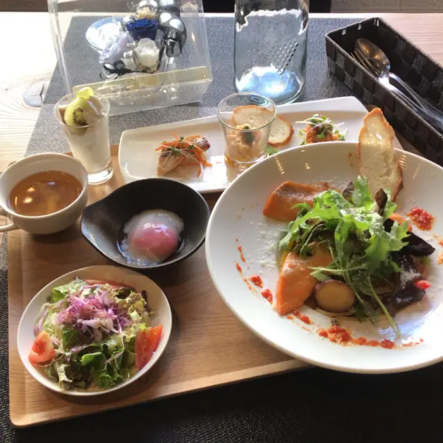 今のパスタランチセット
　　銀鮭と木の子のペペロンチーノ
　　　　　　　濃厚温玉添え
　　　　　　　　　　　　　　　¥ 1,510
 是非、お越し下さい。